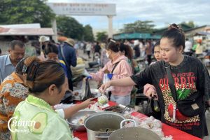 កម្មកររោងចក្រកាត់ដេរទិញអាហារនៅតូបមុខរោងចក្រក្នុងខេត្តកណ្តាល មុនពេលពួកគេចូលធ្វើការ។ ថ្ងៃទី៣ ខែកញ្ញា ឆ្នាំ២០២៥។ (ខេមបូចា/ ព្រីង សំរាំង)