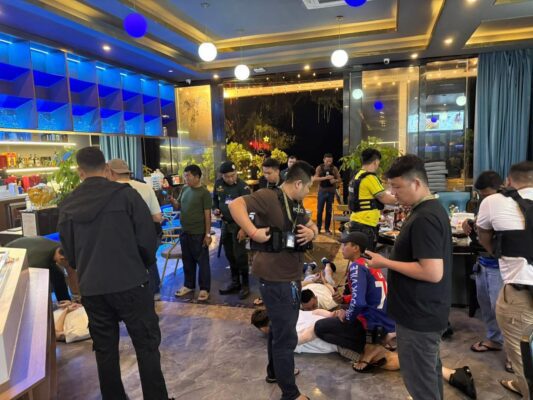 សកម្មភាពនគរបាលខេត្តព្រះសីហនុ បង្ក្រាបបានករណីកាន់កាប់ រក្សាទុក និងប្រើប្រាស់អាវុធខុសច្បាប់របស់ជនជាតិចិនពីរក្រុម កាលថ្ងៃទី១១ ខែកញ្ញា ឆ្នាំ២០២៥ នៅក្រុងព្រះសីហនុ។ (រូបភាព៖ ស្នងការនគរបាលខេត្តព្រះសីហនុ)