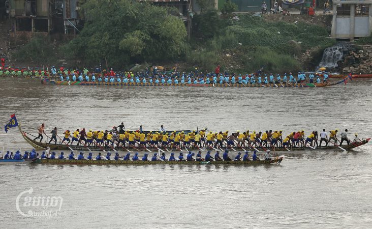 ការប្រារព្ធព្រះរាជពិធីបុណ្យអុំទូក បណ្តែតប្រទីប និងសំពះព្រះខែ អកអំបុក នៅតាមដង ទន្លេសាប មុខព្រះបរមរាជវាំង រាជធានីភ្នំពេញ ដែលប្រព្រឹត្តទៅនៅថ្ងៃទី១១-១៤ ខែវិច្ឆិកា ឆ្នាំ២០២៤។ (ព្រីង សំរាំង)