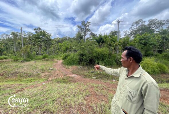 លោក ញាស់ ព្វើង ប្រធានសហគមន៍ជនជាតិដើមភាគតិចភូមិអន្ត្រេះបង្ហាញព្រំដីព្រៃសហគមន៍ ដែលមានគម្រោងសាងសង់មូលដ្ឋានយោធាថ្មី។ រូបភាពថតនៅថ្ងៃទី១៤ ខែកញ្ញា ឆ្នាំ២០២៥។ (ខេមបូចា/ឃួន ណារីម)