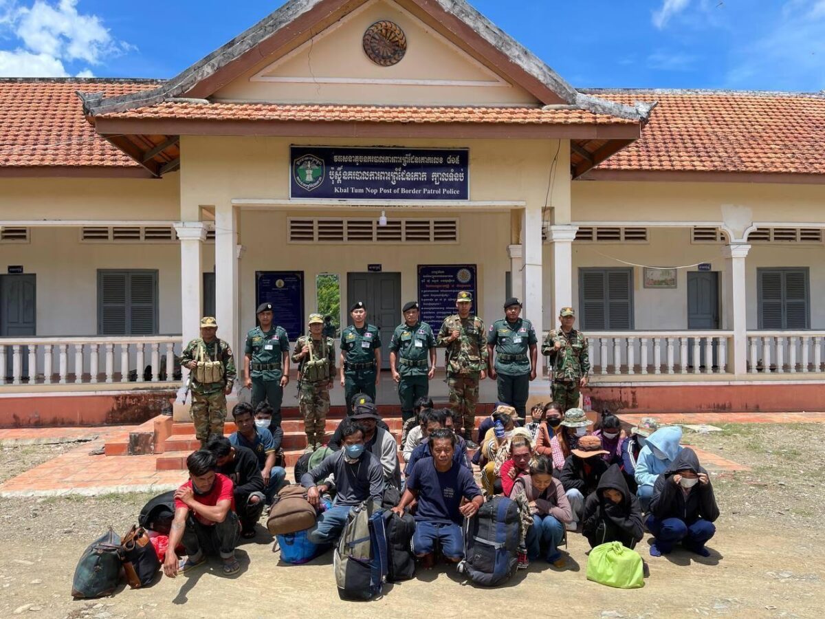 ពលករខ្មែរប្រុសស្រី២៨នាក់ ត្រូវបាននគរបាលចុះទប់ស្កាត់ យកមកអប់រំណែនាំ ខណ:បម្រុងលួចឆ្លងដែនខុសច្បាប់ នៅក្នុងភូមិសាស្រ្តស្រុកម៉ាឡៃ ខេត្តបន្ទាយមានជ័យ កាលពីថ្ងៃទី១១ ខែកញ្ញា ឆ្នាំ២០២៥។ (ស្នងការដ្ឋាននគរបាលខេត្តបន្ទាយមានជ័យ)