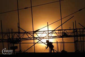 កម្មករសំណង់ធ្វើការនៅការដ្ឋានសំណង់មួយកន្លែងក្នុងរាជធានីភ្នំពេញ នៅថ្ងៃទី២៣ ខែមករា ឆ្នាំ២០២៥។ (ខេមបូចា/ ព្រីង សំរាំង)