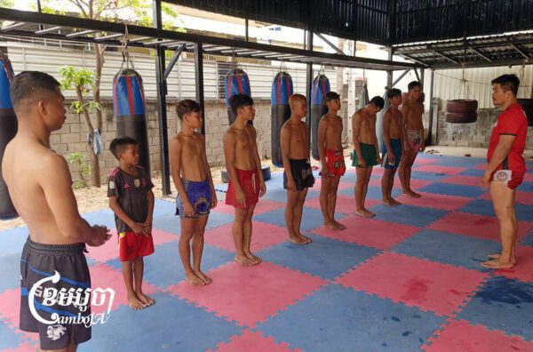 កីឡាករម្នាក់ដែលបានបញ្ចប់បរិញ្ញាបត្រផ្នែកទីផ្សារ ឡុង សុវណ្ណឌឿន ក្នុងពេលបង្ហាត់សិស្សគុនរបស់ខ្លួន កាលពីដើមឆ្នាំ២០២៥។ (រូបថត ស៊ា បញ្ញា)