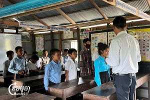 ទិដ្ឋភាពសិស្សានុសិស្សនៃសាលាបឋមសិក្សាកំពង់ប្រាក់កំពុងសិក្សានៅក្នុងថ្នាក់រៀន ដែលស្ថិតនៅលើបឹងទន្លេសាប ភូមិកំពង់ប្រាក់ ឃុំស្នាអន្សា ស្រុកក្រគរ ខេត្តពោធិ៍សាត់។ រូបថតថ្ងៃទី១២ ខែកក្កដា ឆ្នាំ២០២២។ (ខេមបូចា/សុវណ្ណ ស្រីពេជ្រ)