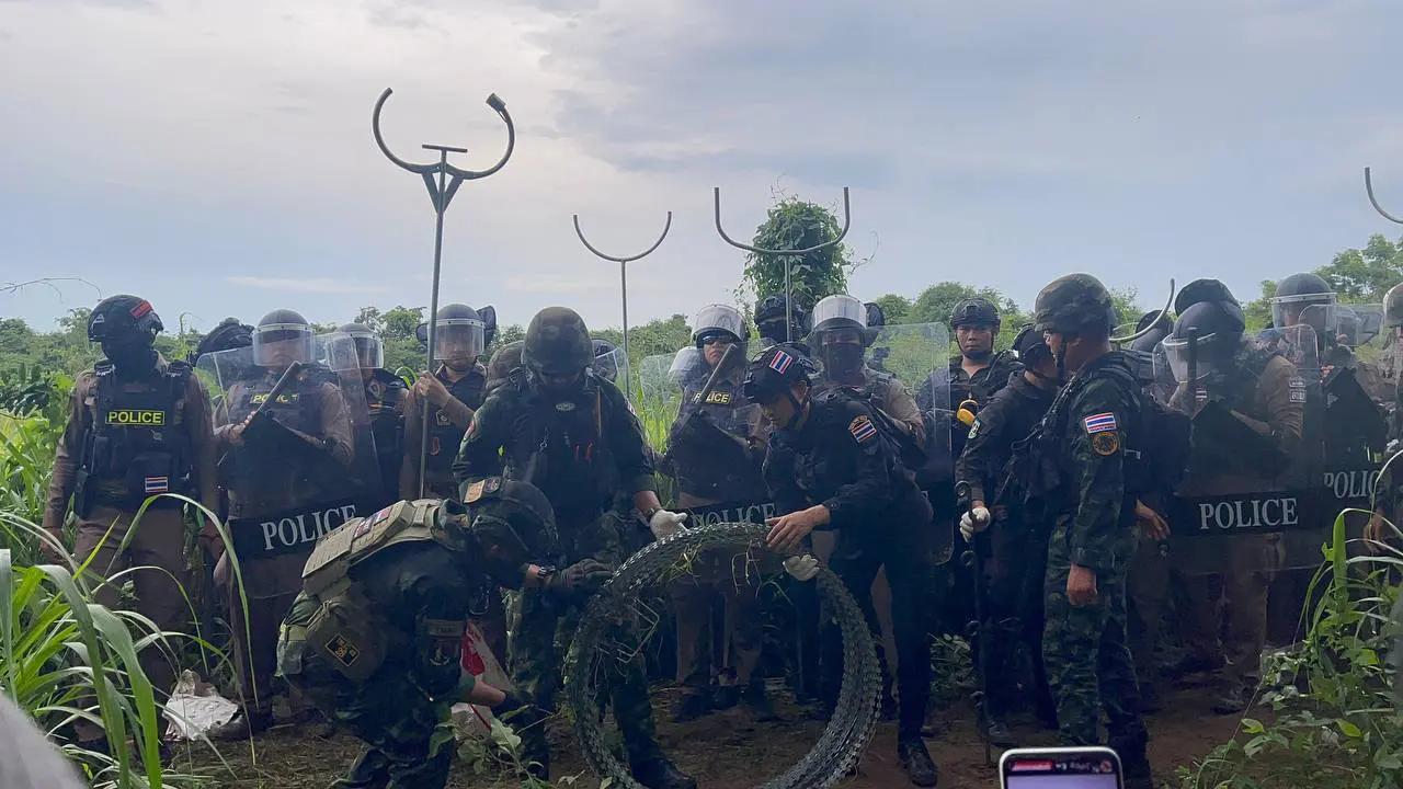 ទាហានថៃព័ន្ធបន្លាលួសក្នុងតំបន់ជម្លោះក្នុង​ភូមិ​ព្រៃចាន់ ខេត្តបន្ទាយមានជ័យ ថ្ងៃទី១៧ ខែកញ្ញា ឆ្នាំ២០២៥។ (រូបភាព៖ អ្នកនាំពាក្យ​ក្រសួងការពារជាតិ)