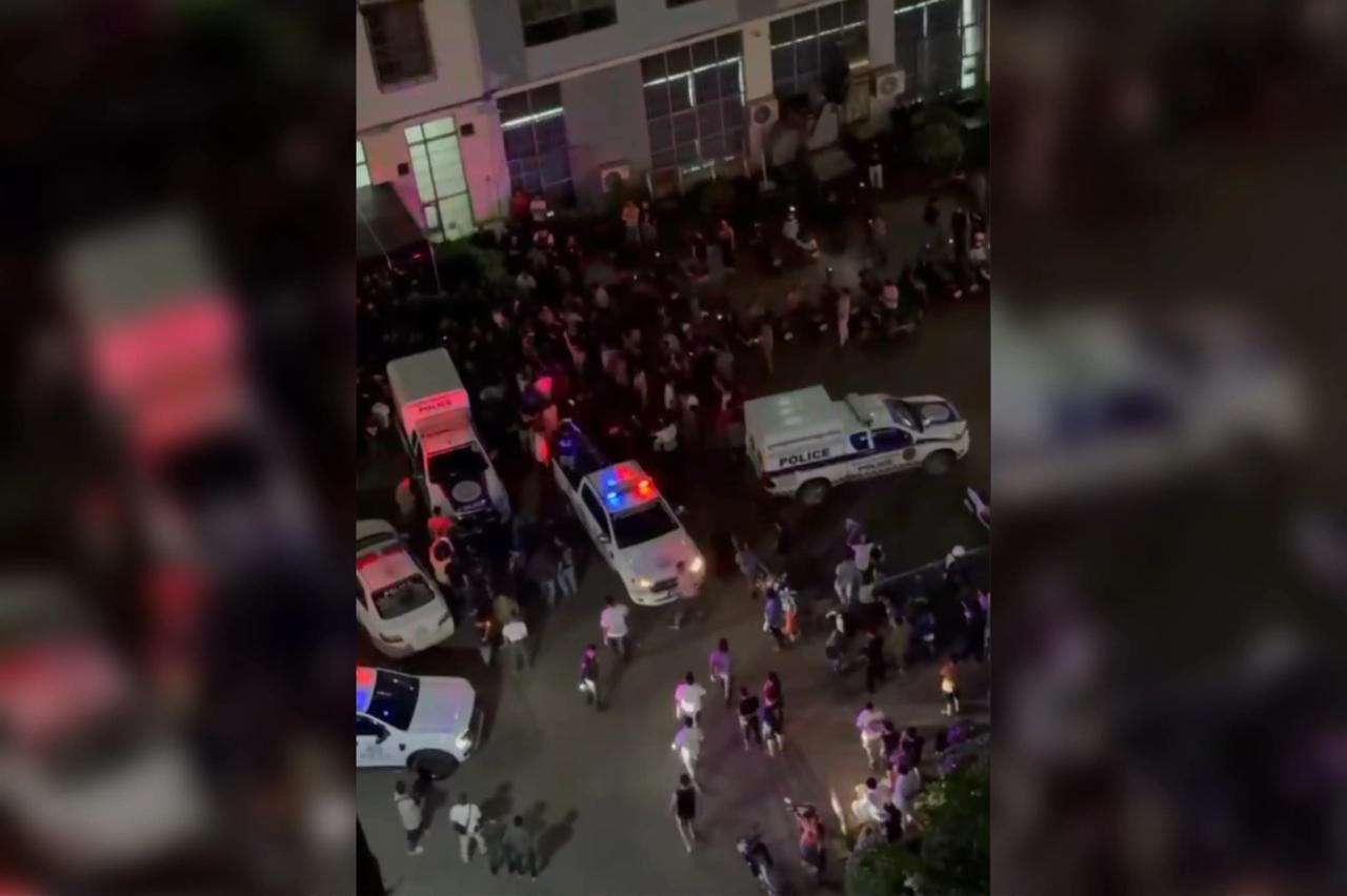 រូបភាពយកពីវីដេអូមួយដែលបានបង្ហោះនៅលើបណ្ដាញសង្គម បង្ហាញពីសកម្មភាពប្រមូលផ្ដុំតវ៉ារបស់ជនបរទេសដែលមកធ្វើការនៅតំបន់China Town ក្នុងខេត្តព្រះសីហនុកំឡុងម៉ោង១០យប់ នៅថ្ងៃទី៤ ខែតុលា ឆ្នាំ២០២៥។