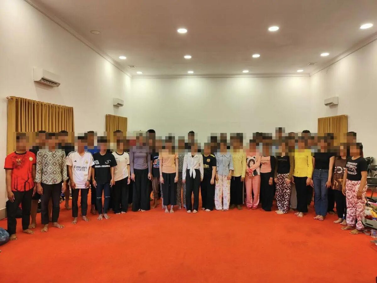 នគរបាលជាតិ និងនគរបាលខេត្តព្រៃវែងបានបង្ក្រាបក្រុមផ្តល់ប្រាក់កម្ចីខុសច្បាប់ដែលគិតអត្រាការប្រាក់ខ្ពស់នៅក្នុងខេត្តនេះកាលពីសប្តាហ៍មុន។ (រូបភាពផ្សាយលើហ្វេសប៊ុករបស់លោក ឈឿន ប៊ុនឆន ស្នងការនគរបាលខេត្តព្រៃវែង)