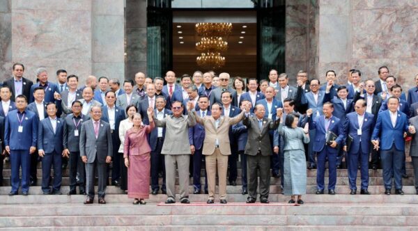 ប្រធានព្រឹទ្ធសភា លោក ហ៊ុន សែន ជាប្រធានសមាគមអតីតយុទ្ធជនកម្ពុជា និងថ្នាក់ដឹកនាំជាន់ខ្ពស់ ចូលរួមក្នុងអង្គមហាសន្និបាតវិសាមញ្ញនៃសមាគមអតីតយុទ្ធជនកម្ពុជា ដែលបានប្តូរទៅជា «សមាគមអតីតយុទ្ធជន និងនិវត្តជនកម្ពុជា» នៅថ្ងៃទី២៩ ខែកញ្ញ ឆ្នាំ២០២៥។ (រូបភាព៖ សមាគមអតីតយុទ្ធជន និងនិវត្តជនកម្ពុជា)