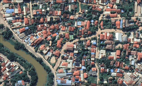 រូបភាពដីទំនាស់លេខ៥០+៥១ដែលគូសបន្ទាត់ពណ៌លឿងព័ទ្ធជុំវិញ ស្ថិតក្នុងភូមិវិហារចិន សង្កាត់ស្វាយដង្គំ ក្រុងសៀមរាប ថតចេញពីGoogle Earth នៅថ្ងៃទី៩ ខែតុលា ឆ្នាំ២០២៥។