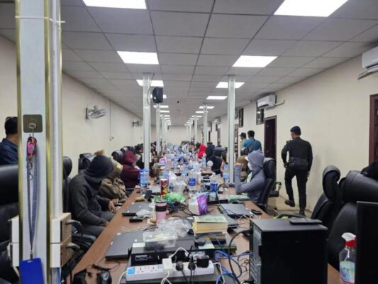 អាជ្ញាធរខេត្តត្បូងឃ្មុំបានចុះបង្ក្រាមទីតាំងកាស៊ីណូមួយកន្លែងសង្ស័យថាបានប្រព្រឹត្តអំពើឆបោកតាមអនឡាញ កាលពីថ្ងៃទី១៨ ខែកក្កដា ឆ្នាំ២០២៥។ រូបភាពផ្សាយលើហ្វេសប៊ុក AKP។