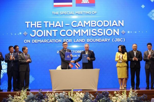 លោក ឡាំ ជារដ្ឋមន្ត្រីទទួលបន្ទុករដ្ឋលេខាធិការដ្ឋានកិច្ចការព្រំដែនកម្ពុជា និងលោក Prasas Prasasvinitchai ទីប្រឹក្សាក្រសួងការបរទេសថៃ លោកទាំងពីរជាសហប្រធានកិច្ចប្រជុំពិសេសគណៈកម្មការចម្រុះខណ្ឌសីមាព្រំដែនគោក (JBC) កម្ពុជា-ថៃ នៅខេត្តចន្ទបុរី ថ្ងៃទី២១-២២ ខែតុលា ឆ្នាំ២០២៥។ (រូបភាព៖ ក្រសួងព័ត៌មាន)