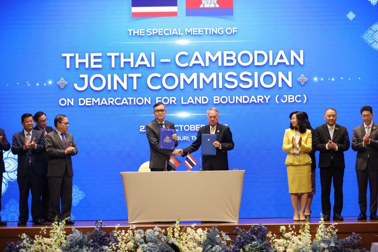 លោក ឡាំ ជារដ្ឋមន្ត្រីទទួលបន្ទុករដ្ឋលេខាធិការដ្ឋានកិច្ចការព្រំដែនកម្ពុជា និងលោក Prasas Prasasvinitchai ទីប្រឹក្សាក្រសួងការបរទេសថៃ លោកទាំងពីរជាសហប្រធានកិច្ចប្រជុំពិសេសគណៈកម្មការចម្រុះខណ្ឌសីមាព្រំដែនគោក (JBC) កម្ពុជា-ថៃ នៅខេត្តចន្ទបុរី ថ្ងៃទី២១-២២ ខែតុលា ឆ្នាំ២០២៥។ (រូបភាព៖ ក្រសួងព័ត៌មាន)