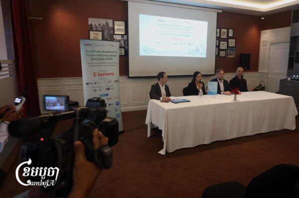 អ្នកស្រី សរ សំណាងវឌ្ឍនា សហប្រធានតំណាងឲ្យអ្នកអនុវត្ត ថ្លែងក្នុងវេទិកាថែទាំសុខភាព និងពិព័រណ៍នវានុវត្តន៍ EuroCham ឆ្នាំ២០២៥ ក្នុងទីក្រុងភ្នំពេញ ថ្ងៃទី២៨ ខែតុលា ឆ្នាំ២០២៥។ (ខេមបូចា/ ព្រីង សំរាំង)