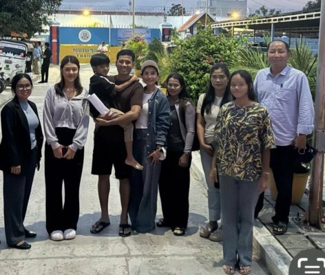 លោក ម៉ម រិទ្ធី ជាប្រធានសហព័ន្ធសហជីពវិស័យទេសចរណ៍សេវាកម្មកម្ពុជា (CTSWF) និងជាអតីតអនុប្រធានទី២នៃសហភាពការងារកម្ពុជា (CLC) បានជួបជាមួយក្រុមគ្រួសារ បន្ទាប់ពីចេញពីពន្ធនាគារ នៅល្ងាចថ្ងៃទី៧ ខែវិច្ឆិកា ឆ្នាំ២០២៥។ (ហ្វេសប៊ុក លោក អាត់ ធន់)