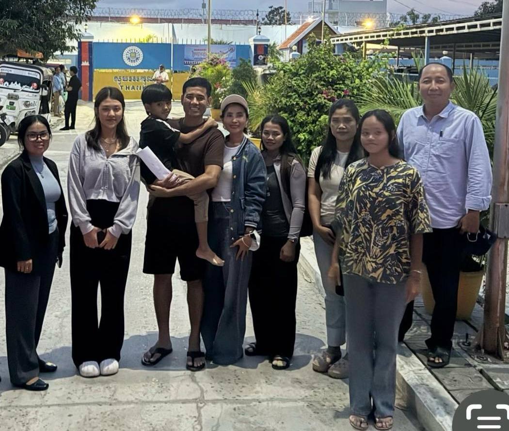 លោក ម៉ម រិទ្ធី ជាប្រធានសហព័ន្ធសហជីពវិស័យទេសចរណ៍សេវាកម្មកម្ពុជា (CTSWF) និងជាអតីតអនុប្រធានទី២នៃសហភាពការងារកម្ពុជា (CLC) បានជួបជាមួយក្រុមគ្រួសារ បន្ទាប់ពីចេញពីពន្ធនាគារ នៅល្ងាចថ្ងៃទី៧ ខែវិច្ឆិកា ឆ្នាំ២០២៥។ (ហ្វេសប៊ុក លោក អាត់ ធន់)