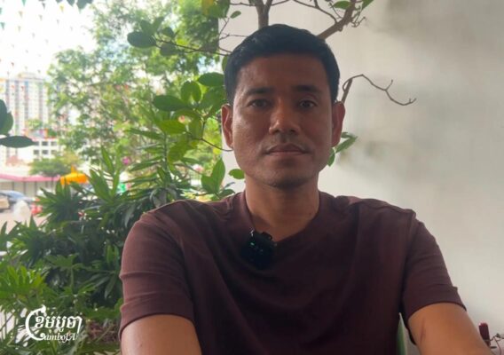 លោក ម៉ម រិទ្ធី ផ្ដល់​បទសម្ភាសន៍​ដល់​អ្នកសារព័ត៌មាន​ខេមបូចាក្រោយ​ពី​លោក​ត្រូវ​បាន​​ដោះ​លែង​ពី​ពន្ធនាគារ​។ រូបភាពថតកាលពី​ថ្ងៃទី​៨ ខែវិច្ឆិកា ឆ្នាំ២០២៥​។ (ខេមបូចា/ ទ្រី ថានី)