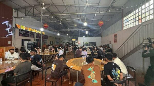 អាជ្ញាធរចាប់ខ្លួនមនុស្សរាប់រយនាក់ ដែលក្នុងនោះ រួមមាន ជនជាតិចិនចំនួន២០៧នាក់ ដែលជាប់ពាក់ព័ន្ធនឹងការបោកប្រាស់តាមអនឡាញ នៅខេត្តព្រះសីហនុ កាលពីថ្ងៃទី៩ ខែវិច្ឆិកា ឆ្នាំ២០២៥។ (ក្រសួងព័ត៌មាន)