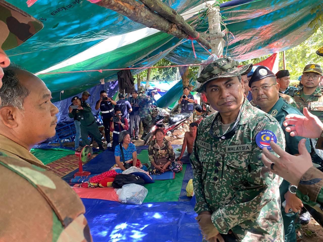 ក្រុមអ្នកសង្កេតការណ៍អាស៊ាន (AOT) បានចុះទៅពិនិត្យមណ្ឌលជនភៀសសឹករបស់អ្នកភូមិព្រៃចាន់ ដែលបានភៀសខ្លួនទៅរកកន្លែងជម្រកសុវត្ថិភាព នៅក្នុងវត្តចាន់ស៊ីសាមគ្គីរតនារាម ស្ថិតនៅឃុំកូប ស្រុកអូរជ្រៅ ខេត្តបន្ទាយមានជ័យ នៅថ្ងៃទី១៣ ខែវិច្ឆិកា ឆ្នាំ២០២៥។ (រូបភាព៖ ក្រសួងការពារជាតិ)