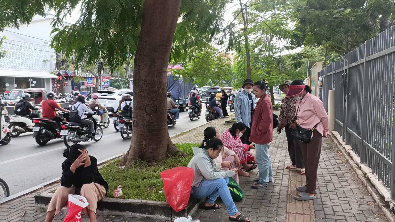 កម្មករនិយោជិតនៃក្រុមហ៊ុន HCC Group ដែលមានវិវាទ រងចាំស្តាប់លទ្ធផល​ការ​ចរចារ​វាងតំណាងក្រុមហ៊ុន HCC និងតំណាងកម្មករនិយោជិត នៅក្រសួងការ កាលពីថ្ងៃទី១២ ខែវិច្ឆិកា ឆ្នាំ២០២៥។ (រូបភាពផ្តល់ឱ្យ)