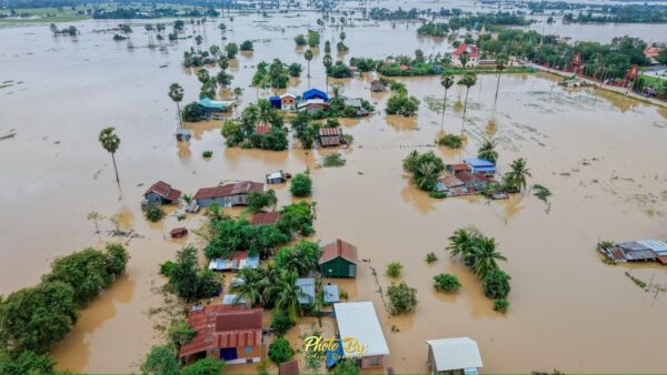 ទិដ្ឋភាពផ្ទះប្រជាពលមួយកន្លែងនៅក្បែរក្រុងពោធិ៍សាត់ដែលលិចដោយសារជំនន់ទឹកភ្លៀង ដែលផុសនៅលើហ្វេសប៊ុកអភិបាលខេត្តពោធិ៍សាត់ លោក ខូយ រីដា នៅថ្ងៃទី២១ ខែវិច្ឆិកា ឆ្នាំ២០២៥។