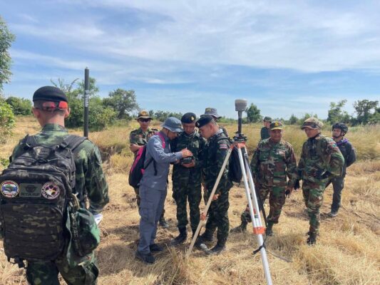 ក្រុមការងារវាស់វែងចម្រុះកម្ពុជា-ថៃ ថតរូបពីលើអាកាសដោយប្រើដ្រូន ដើម្បីបង្កើតផែនទីរូបថត មុននឹងបោះបង្គោលបណ្ដោះអាសន្ននៅកំណាត់ខ្សែព្រំដែនចន្លោះបង្គោលលេខ ៤២ និងលេខ ៤៧ ដែលគ្របដណ្ដប់លើភូមិព្រៃចាន់ និងភូមិជោគជ័យ ឃុំអូរបីជាន់ ស្រុកអូរជ្រៅ ខេត្តបន្ទាយមានជ័យ ប្រទេសកម្ពុជា និងស្រុកគោកស៊ូង ខេត្តស្រះកែវ ប្រទេសថៃ។ (AKP)