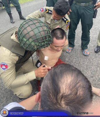 កម្លាំងនគរបាលខេត្តស្វាយរៀងចាប់បានជនជាតិវៀតណាមម្នាក់ ក្នុងចំណោមជនជាប់ចោទប្រាំមួយនាក់ បន្ទាប់ពីក្រុមឧក្រិដ្ឋជនបានបើកប្រតិបត្តិការបាញ់តដៃជាមួយសមត្ថកិច្ចដើម្បីរំដោះខ្លួនចេញពីបរិវេនសាលាដំបូងខេត្តស្វាយរៀងកាលពីថ្ងៃទី១៨ ខែវិច្ឆិកា ឆ្នាំ២០២៥។ (រូបភាព៖ អគ្គនាយកដ្ឋានពន្ធនាគារ)