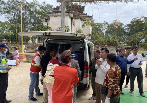 រថយន្ត​ពេទ្យ​ដឹក​សព​ជនរងគ្រោះក្រោយ​រថយន្ត​ក្រុងបុកបង្កាន់ដៃស្ពាន រួច​ធ្លាក់​ចូលអូរក្នុង​ខេត្ត​កំពង់ធំ ដែលបណ្តាលឱ្យអ្នកដំណើរ១៣នាក់បានស្លាប់ និង​រងរបួស២៤នាក់។ (រូបថត៖ ឡុង គីសឹង/ហ្វេសប៊ុក)