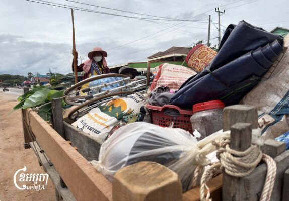 លោក សេង ហាត់ និងក្រុមគ្រួសារជិះគោយន្តឆ្ពោះទៅភូមិឈើទាលគង់ ដែលនៅជិតព្រំដែនថៃនាថ្ងៃទី៣០ ខែតុលា ឆ្នាំ២០២៥។ (ខេមបូចា/ វ៉ា សុភានុត)