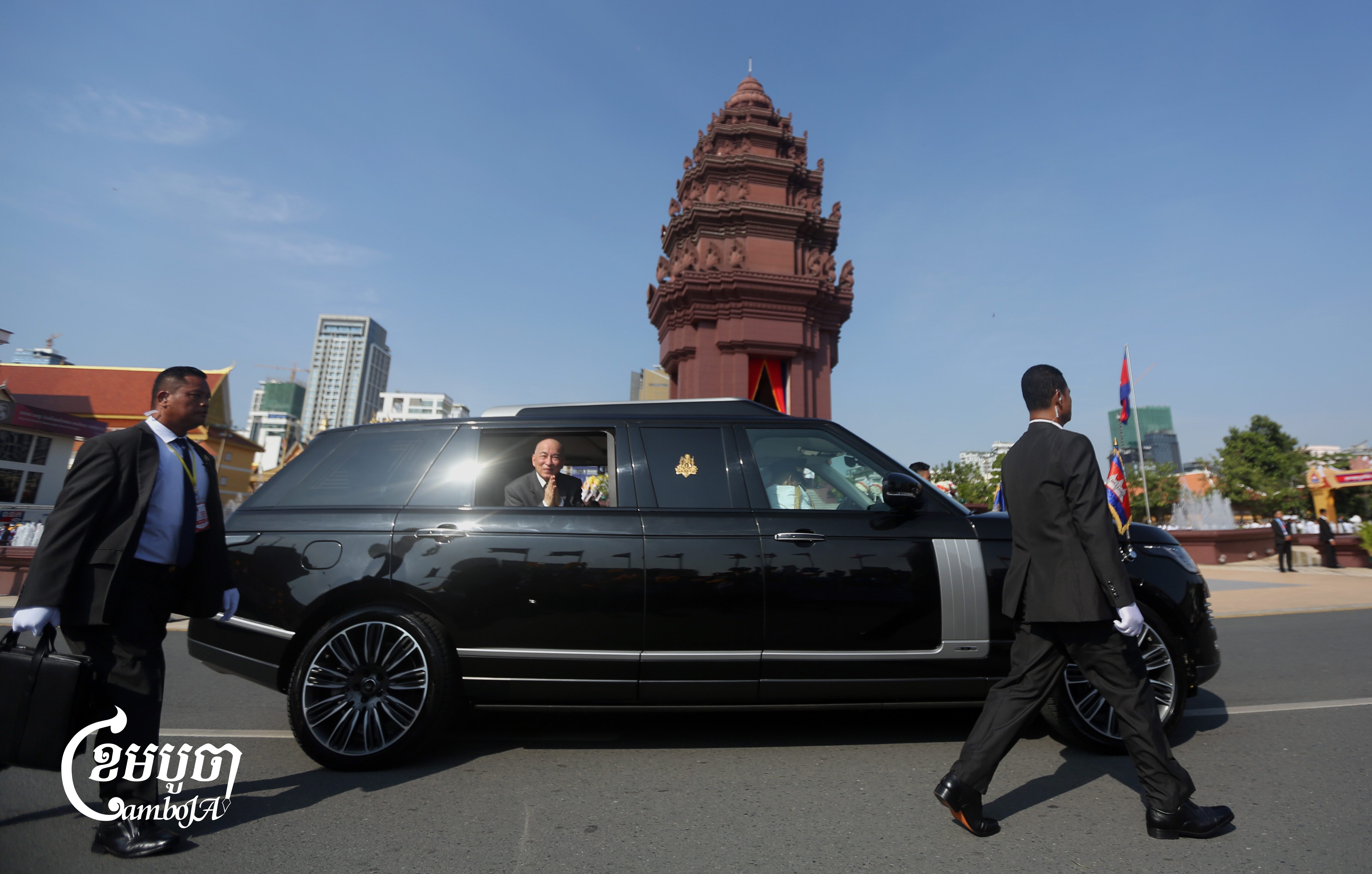 ព្រះមហាក្សត្រ ព្រះបាទនរោត្តម សីហមុនី និងនិងថ្នាក់ដឹកនាំប្រទេសកំពូលៗ ចូលរួមខួបលើកទី៧២នៃទិវាបុណ្យឯករាជ្យជាតិ ដែលប្រារព្ធនៅវិមានឯករាជ្យ។ កម្ពុជាទទួលបានឯករាជ្យជាតិពីបារាំងក្នុងឆ្នាំ១៩៥៣ ដែលសម័យនោះ ត្រូវបានដឹកនាំទាមទារឯករាជ្យដោយអតីតព្រះមហាវីរៈក្សត្រ ព្រះបាទនរោត្តម សីហនុ ជាព្រះបិតាឯករាជ្យជាតិ។ រូបថតថ្ងៃទី៩ ខែវិច្ឆិកា ឆ្នាំ២០២៥។ (ខេមបូចា/ ព្រីង សំរាំង)