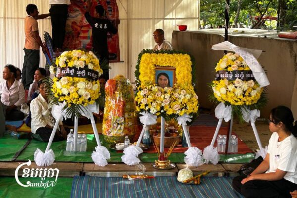 អ្នកស្រី ឆេង រ៉ា អាយុ ៦២ឆ្នាំ មកពីតំបន់មុំបី ខេត្តព្រះវិហារ បានស្លាប់បាត់បង់ជីវិត បន្ទាប់ពីគ្រាប់ផ្លោងបានធ្លាក់មកលើផ្ទះរបស់គាត់កាលពីថ្ងៃចន្ទ នេះបើយោងតាមកូនស្រីរបស់គាត់ឈ្មោះ សំ លូដា បានប្រាប់ សារព័ត៌មានខេមបូចា ក្នុងអំឡុងពេលពិធីបុណ្យសពថា គ្រាប់ផ្លោងទាំងនោះមកពីខាងថៃ។ ថ្ងៃទី៩ ខែធ្នូ ឆ្នាំ ២០២៥។ (ខេមបូចា/​ Coby Hobbs)