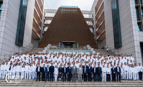 ប្រតិភូ​កីឡាកម្ពុជា ដែលត្រៀម​ចូលរួម​ការ​ប្រកួតស៊ីហ្គេម លើកទី៣៣ ឆ្នាំ២០២៥ នៅប្រទេស​ថៃ ខណៈជួប​សំណេះសំណាលជាមួយ​រដ្ឋមន្រ្តីក្រសួងអប់រំ លោក ហង់ជួន ណារ៉ុន នៅ​វិមាន​សន្តិភាព កាលពី​ថ្ងៃទី២៣ ខែវិច្ឆិកា ឆ្នាំ២០២៥។ (ខេមបូចា/ ស៊ា បញ្ញា)