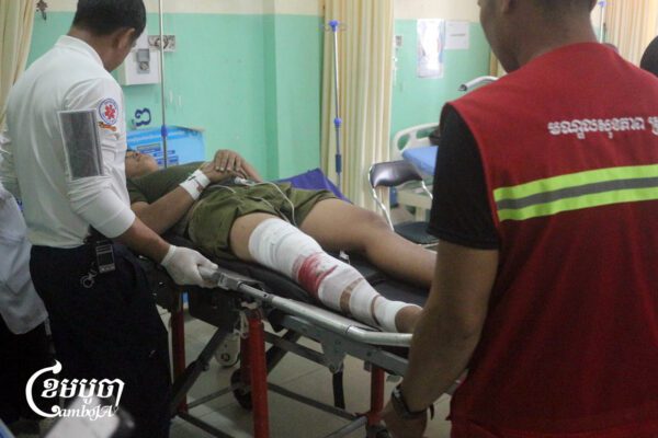 ទាហាន​កម្ពុជា​ម្នាក់ដែល​រង​របួស​​មក​ដល់​មន្ទីរពេទ្យ​ក្នុង​ខេត្ត​ព្រះវិហារ​បន្ទាប់​ពី​ប៉ះ​ទង្គិច​គ្នាជាមួយ​កង​ទ័ពថៃ។ រូបថតថ្ងៃទី៩ ខែធ្នូ ឆ្នាំ២០២៥។ (ខេមបូចា/ Coby Hobbs)