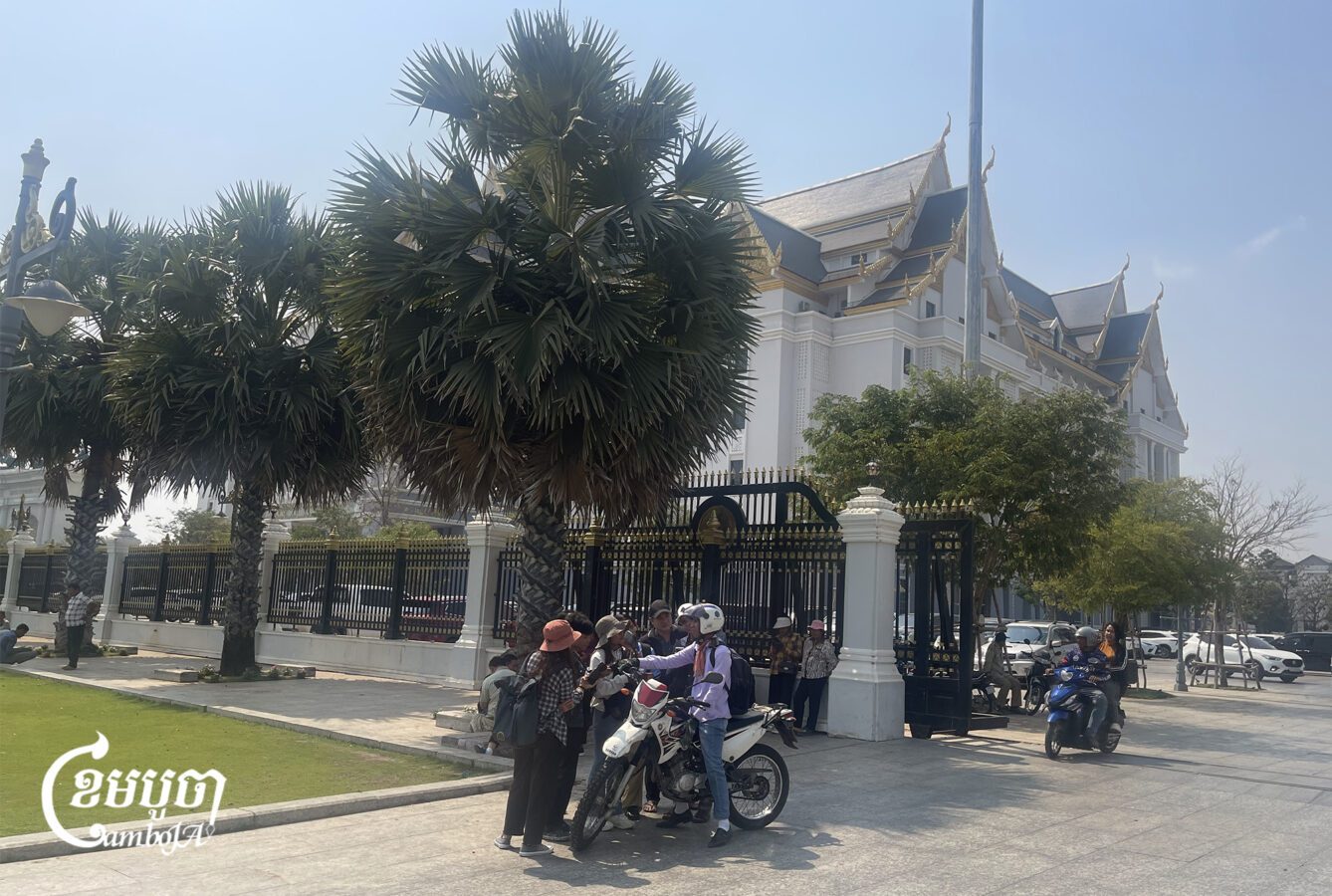 អ្នកសារព័ត៌មានសម្ភាសជាមួយអ្នកទិញផ្ទះបុរី ឡេង ណាវ៉ាត្រា បន្ទាប់ពីពួកគេជួបជាមួយលោក សាយ សំអាល់ រដ្ឋមន្ត្រីក្រសួងរៀបចំដែនដី នគរូបនីយកម្ម និងសំណង់ នៅភ្នំពេញ ថ្ងៃទី២៨ ខែមករា ឆ្នាំ២០២៦។ (ខេមបូចា/ព្រីង សំរាំង)